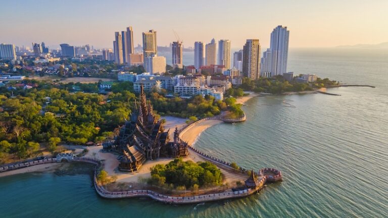 Sanctuaire de la Vérité à Pattaya vu du ciel, avec la mer et les immeubles en arrière-plan
