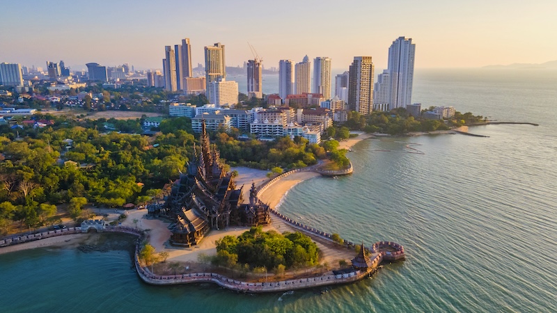 Sanctuaire de la Vérité à Pattaya vu du ciel, avec la mer et les immeubles en arrière-plan