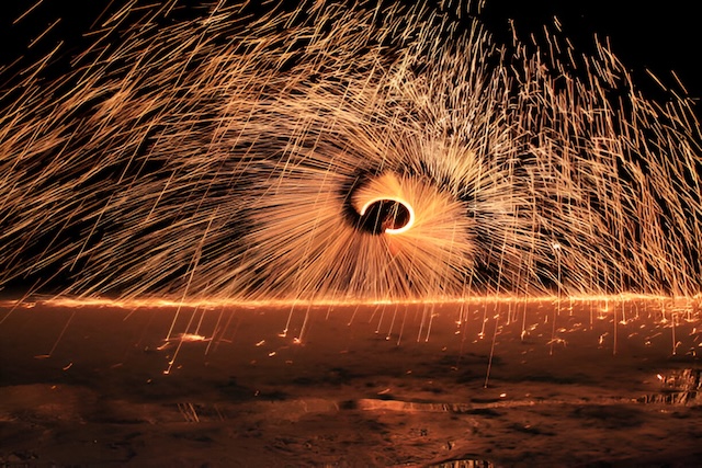 Performance de jongleur de feu sur la plage de Koh Samet, Thaïlande