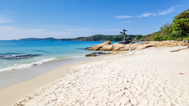 Statue de la sirène et du poète Sunthorn Phu sur la plage de Hat Sai Kaew à Koh Samet