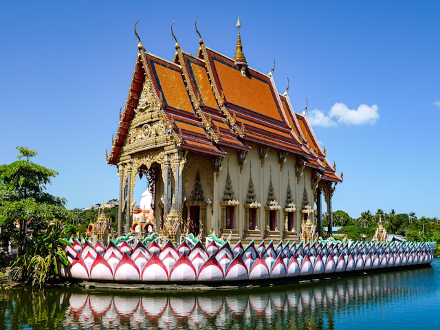 Temple Wat Plai Laem à Koh Samui avec son architecture dorée et son socle en forme de lotus sur l’eau
