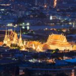 Vue nocturne sur le Wat Pho et le Grand Palais à Bangkok, temples illuminés au bord du fleuve