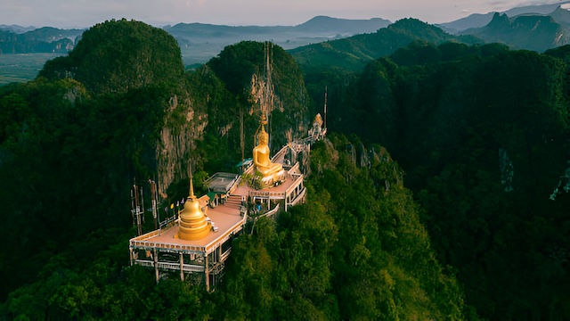 Statue de Bouddha doré et temple Wat Tham Suea au sommet d’une colline à Krabi, Thaïlande