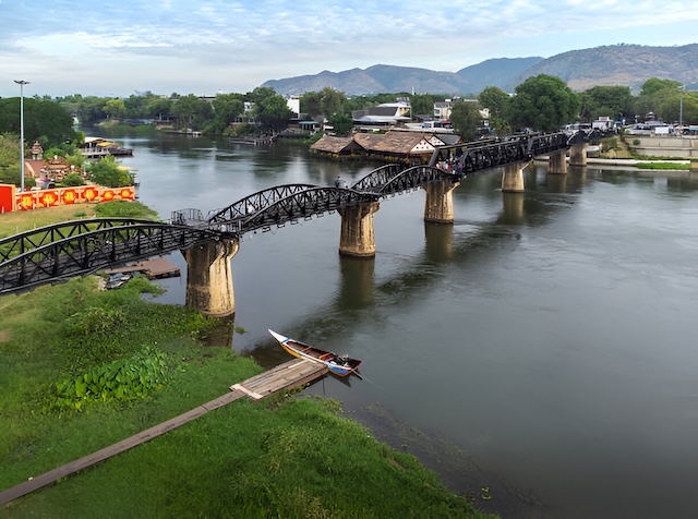 Le célèbre ouvrage historique vu du ciel, au-dessus de la rivière et des paysages de Kanchanaburi