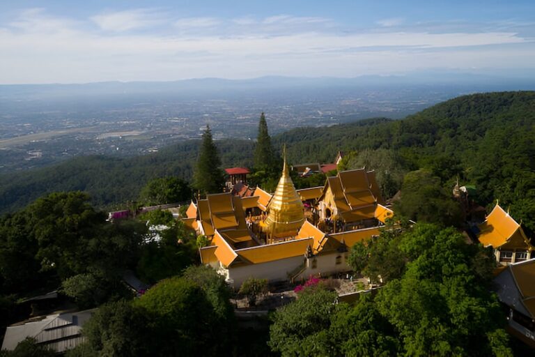 Vue aérienne du Wat Phra That Doi Suthep surplombant Chiang Mai