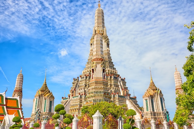 Vue frontale du prang central du Wat Arun à Bangkok, décoré de mosaïques colorées