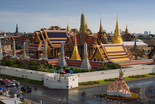 Vue panoramique du Wat Phra Kaew avec ses stupas dorés et le Grand Palais de Bangkok