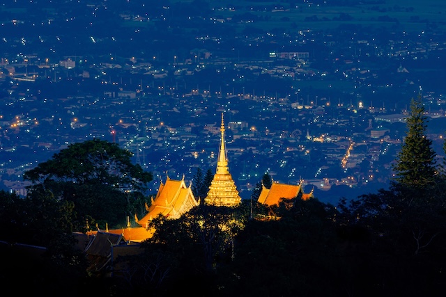 Temple Wat Phra That Doi Suthep illuminé, surplombant Chiang Mai de nuit