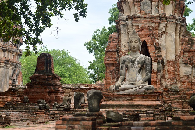 Une grande statue de Bouddha en méditation dans les ruines de briques d'Ayutthaya, étape culturelle de notre itinéraire de 3 semaines en Thaïlande.