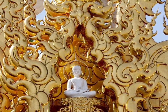 Ornements dorés et statue blanche du bâtiment doré au Wat Rong Khun, Temple Blanc de Chiang Rai