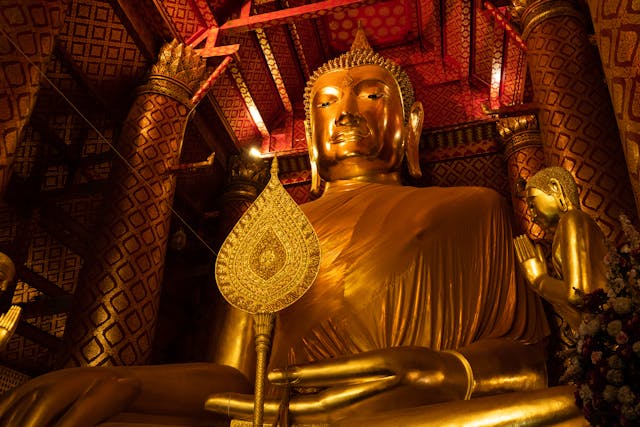 Vue sur l'immense statue de Bouddha doré de 19 mètres, connue sous le nom de Luang Pho To, à l'intérieur du temple Wat Phanan Choeng à Ayutthaya.