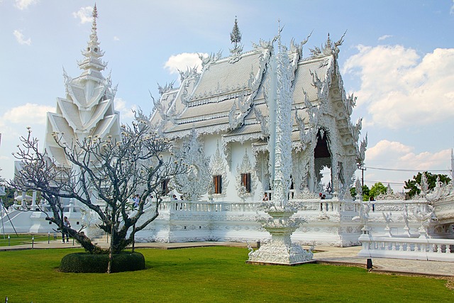 L'architecture unique du Temple Blanc (Wat Rong Khun) à Chiang Rai, une étape incontournable de l'itinéraire de 3 semaines en Thaïlande.