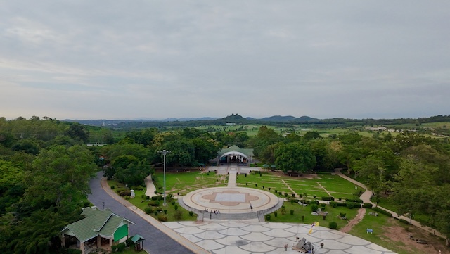 Vue aérienne de l’esplanade et des jardins de la Montagne de Bouddha (Khao Chi Chan) entourés de verdure près de Pattaya, Thaïlande