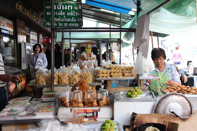 Étal de snacks et gâteaux sur un marché local en Thaïlande