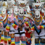 Participants au festival Phi Ta Khon en Thaïlande, portant les masques traditionnels et des costumes très colorés.