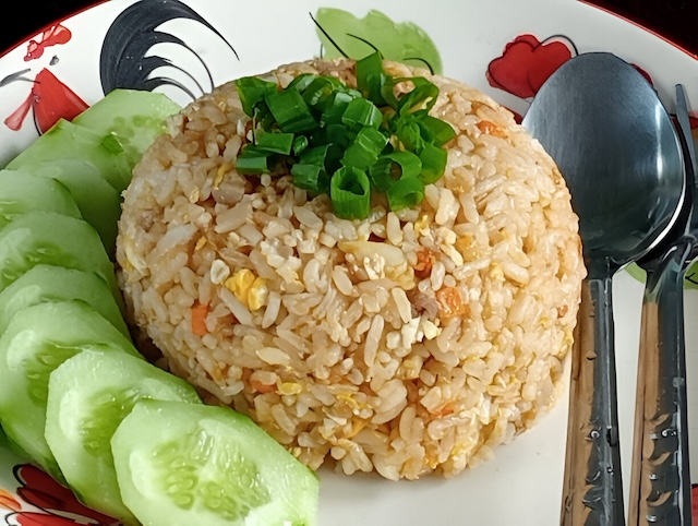 Riz frit thaïlandais Khao Pad avec œuf et légumes