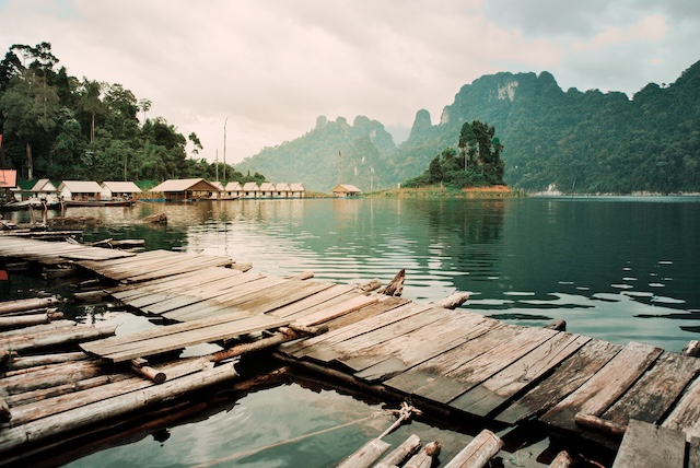 Bungalows flottants sur le lac Cheow Lan, dans le parc national de Khao Sok, une alternative nature pour un itinéraire en Thaïlande.