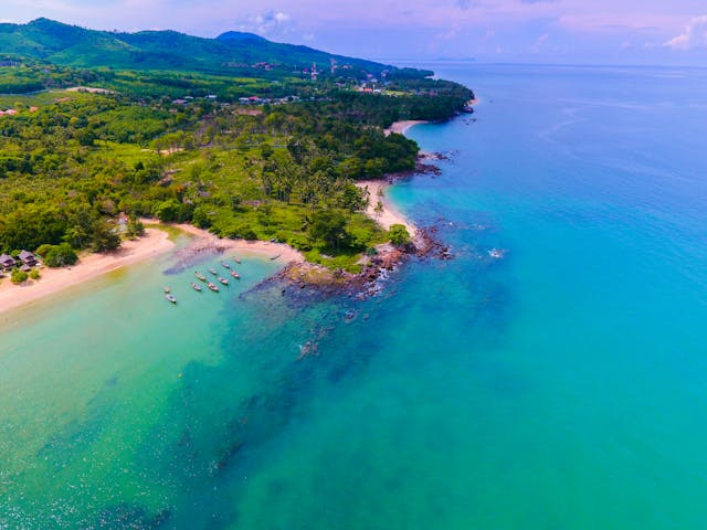Vue aérienne de la côte verdoyante de Koh Lanta, illustrant l'ambiance tranquille de cette île dans notre itinéraire de 3 semaines en Thaïlande.