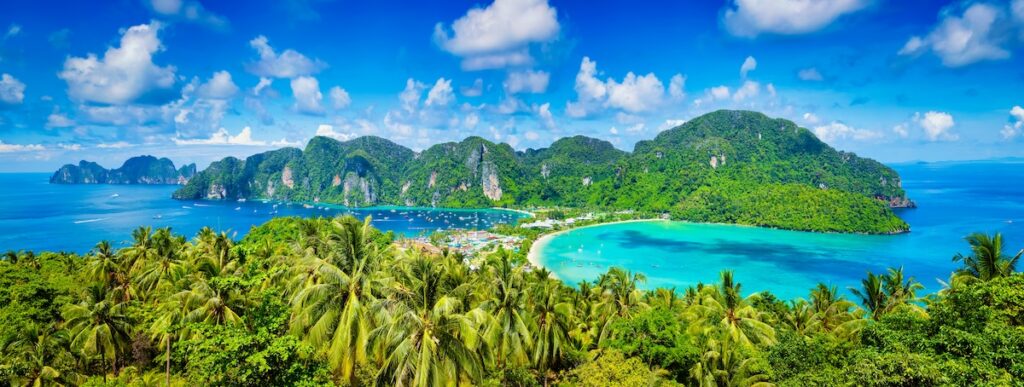 Vue depuis le belvédère de Koh Phi Phi, exemple de la beauté des îles fermées en Thaïlande pour préserver leurs baies turquoise.