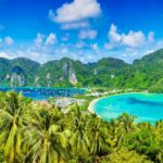 Vue depuis le belvédère de Koh Phi Phi, exemple de la beauté des îles fermées en Thaïlande pour préserver leurs baies turquoise.