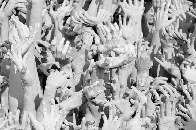 Sculptures de mains blanches symbolisant les désirs humains au Wat Rong Khun, Temple Blanc de Chiang Rai