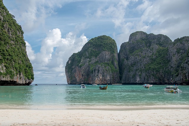 La célèbre plage de Maya Bay sur les îles Phi Phi, avec son eau turquoise et ses falaises, une excursion phare de l'itinéraire de 3 semaines dans le Sud de la Thaïlande.