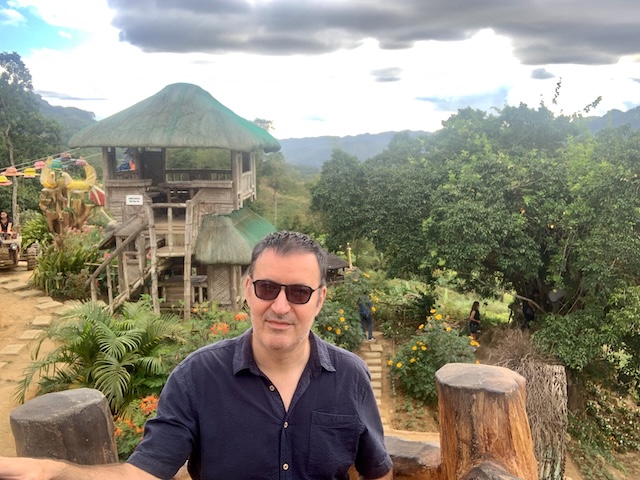 Portrait d'Oliver, expatrié en Thaïlande et créateur du blog de voyage Portail Asie.