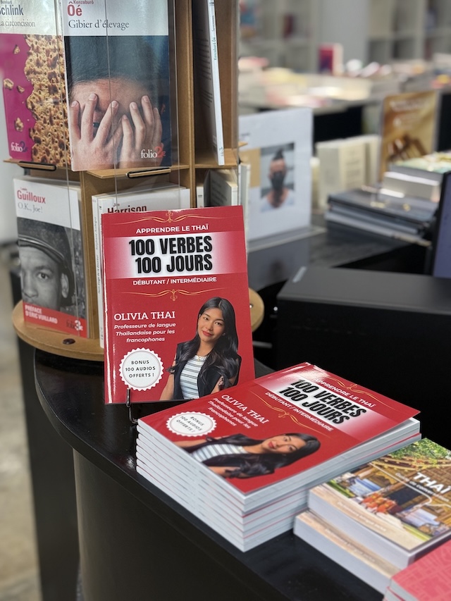 Le livre d’Olivia Thaï “100 verbes 100 jours” exposé dans une librairie française, rayon langues et apprentissage