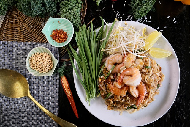Plat traditionnel de Pad Thaï servi avec germes de soja, citron, cacahuètes et crevettes