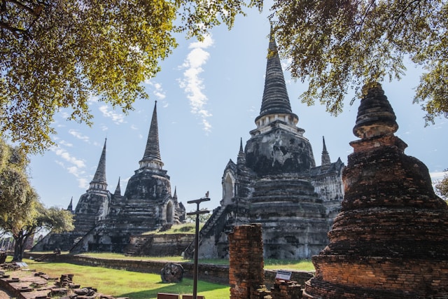 Vue sur les trois grands chedis alignés du temple Wat Phra Si Sanphet dans le parc historique d'Ayutthaya, Thaïlande.