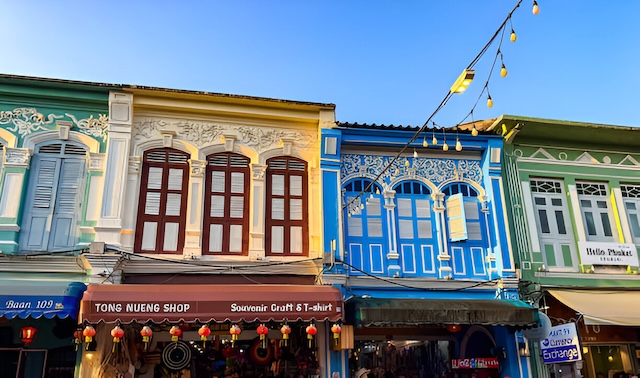 Façades colorées de style sino-portugais dans une rue de la vieille ville de Phuket, avec des boutiques de souvenirs au rez-de-chaussée.