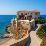 Villa de luxe perchée sur une falaise avec vue sur la mer Méditerranée