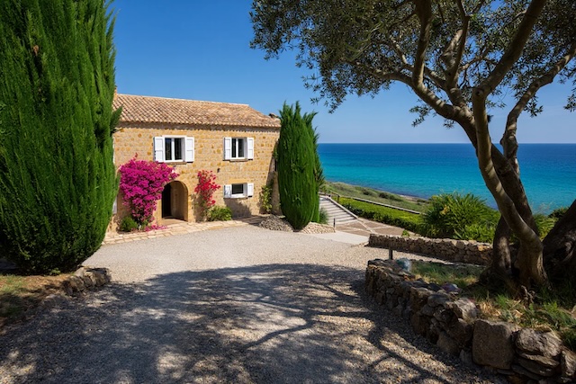 Maison de luxe en pierre avec volets blancs, bougainvilliers et vue sur la mer Méditerranée