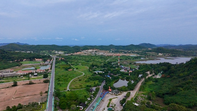 Vue aérienne des environs verdoyants de la Montagne de Bouddha (Khao Chi Chan) près de Pattaya, Thaïlande