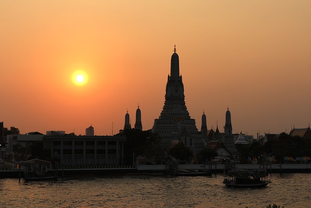 Le temple Wat Arun au coucher du soleil à Bangkok, une étape incontournable de l'itinéraire de 3 semaines en Thaïlande.