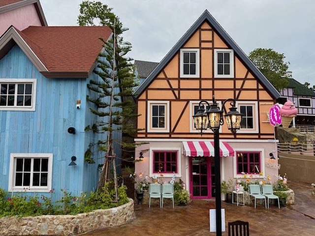 Façade colorée du glacier Scoop It Up au Fisherman Village Pattaya, montrant une architecture de style européen et une terrasse accueillante.