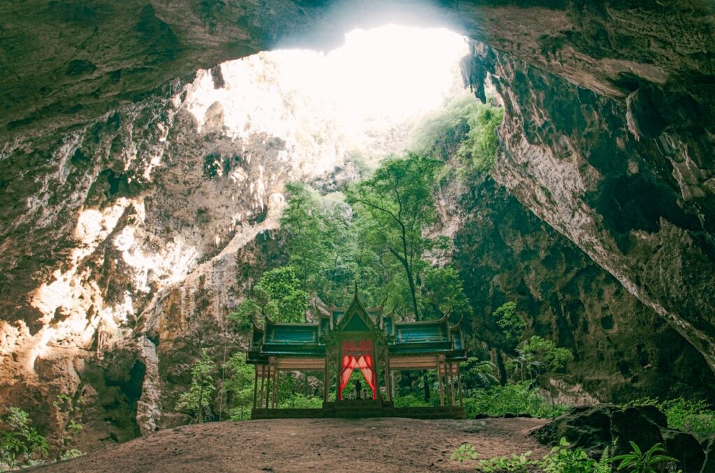 Le pavillon royal Kuha Karuhas illuminé par un puits de lumière naturelle à l'intérieur de la grotte de Phraya Nakhon, Parc National de Khao Sam Roi Yot, Thaïlande.