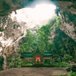 Le pavillon royal Kuha Karuhas illuminé par un puits de lumière naturelle à l'intérieur de la grotte de Phraya Nakhon, Parc National de Khao Sam Roi Yot, Thaïlande.