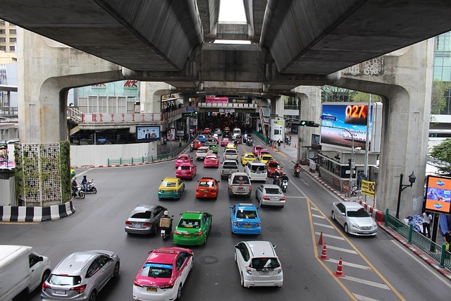 Vue en plongée du trafic intense à Bangkok, avec voitures et scooters, illustrant les dangers de la sécurité routière en Thaïlande.