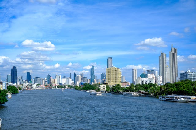 Vue sur la skyline de Bangkok depuis le fleuve Chao Phraya, illustrant le coût de la vie en Thaïlande.