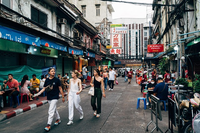 Voyageurs explorant une rue animée de Bangkok, reflétant la vision globale de la sécurité en Thaïlande.