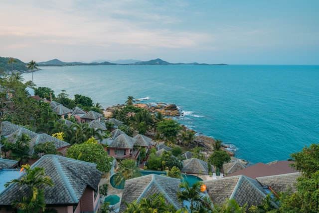 Vue sur les bungalows d'un hôtel de luxe nichés dans la verdure au bord de la mer à Koh Samui, en Thaïlande.