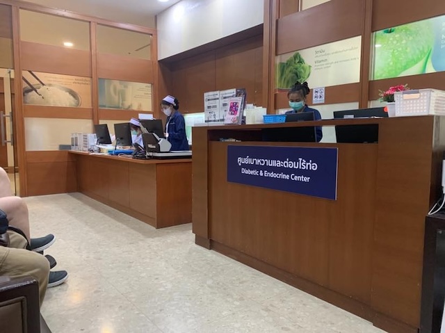 Comptoir d'accueil du Centre de Diabétologie au Bangkok Hospital Pattaya, avec des infirmières prêtes à enregistrer les patients.