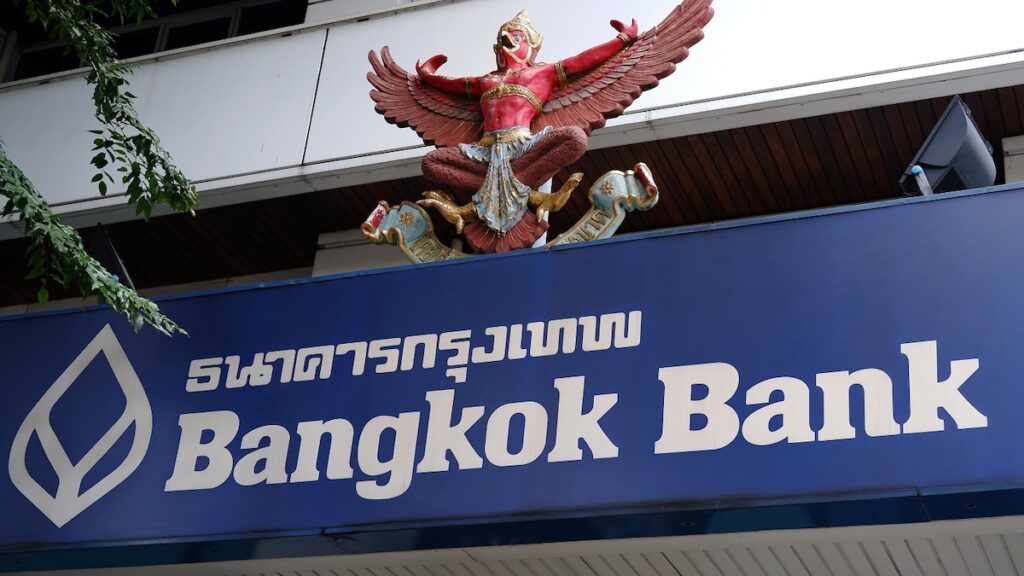 Façade d'une agence Bangkok Bank en Thaïlande avec son enseigne officielle et l'emblème royal du Garuda.