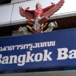 Façade d'une agence Bangkok Bank en Thaïlande avec son enseigne officielle et l'emblème royal du Garuda.
