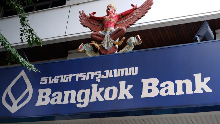 Façade d'une agence Bangkok Bank en Thaïlande avec son enseigne officielle et l'emblème royal du Garuda.
