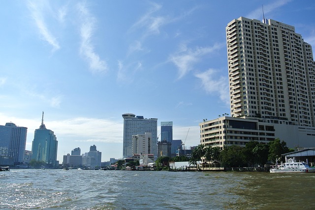La skyline de Bangkok avec ses grands immeubles modernes, vue depuis le fleuve Chao Phraya.