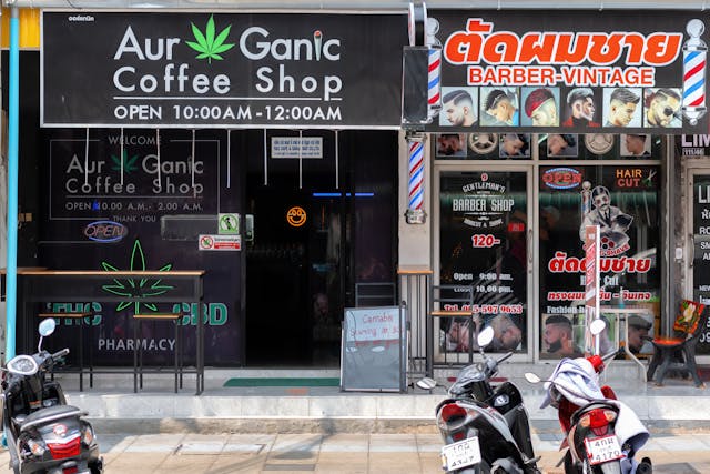 Coffee shop "Aur Ganic" vendant du cannabis en Thaïlande, typique de la période de décriminalisation (2022-2025).