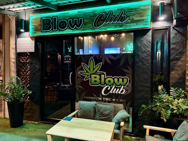 Devanture du dispensaire de cannabis 'Blow Club' en Thaïlande, un commerce moderne typique de la période de décriminalisation offrant des produits THC et CBD.