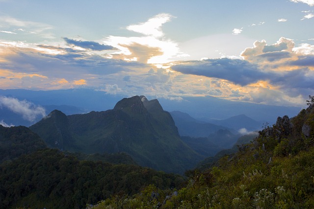 Le pic majestueux du Doi Chiang Dao se découpant sur un ciel de coucher de soleil, une destination montagneuse hors des sentiers battus près de Chiang Mai.